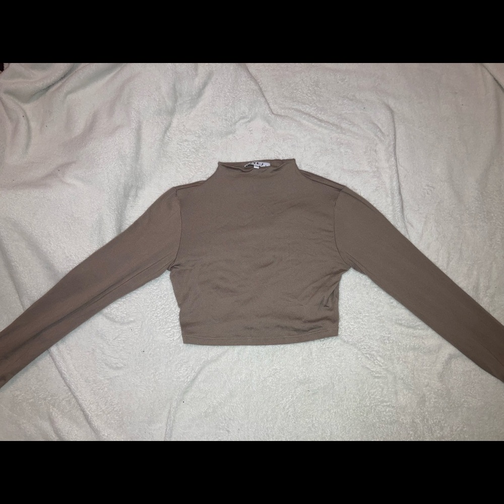 beige long sleeve crop top